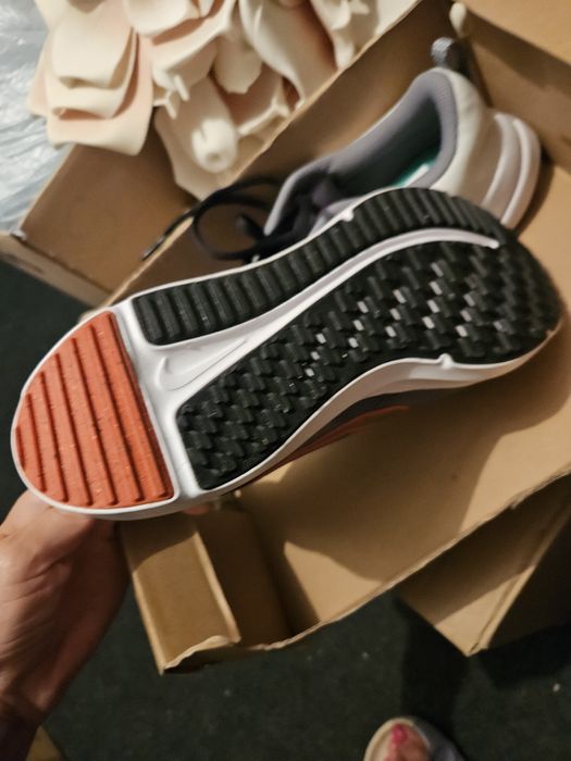 Adidasi Nike noi  38