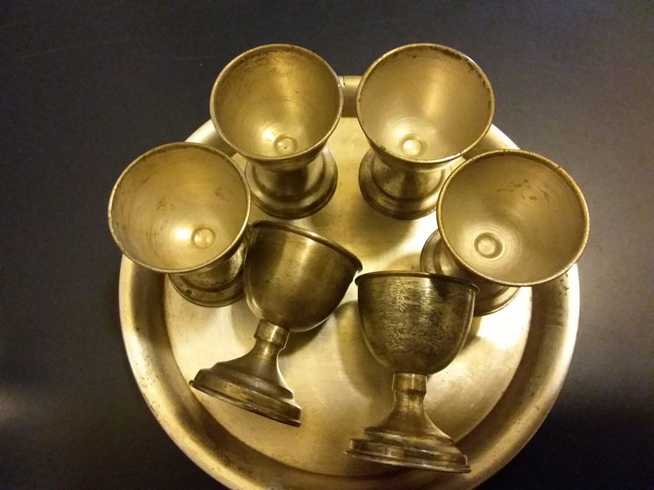 Tava cu 6 pahare argintate.