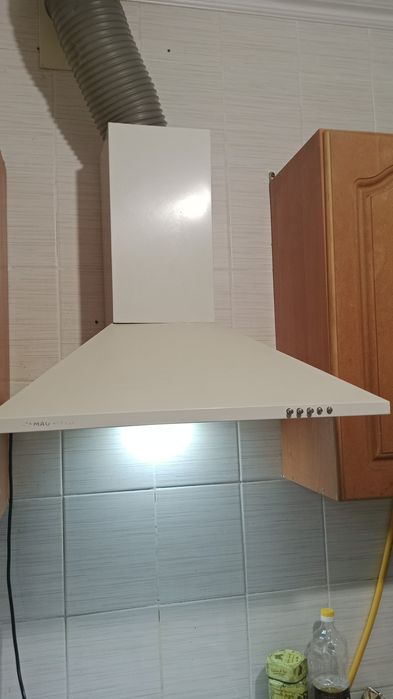 Продам кухон. вытяжку с подсветкой. Рабочая,б/у.20тыс