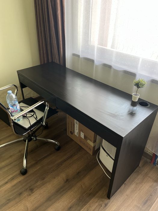 Продавам офис бюро с 2 чекмеджета