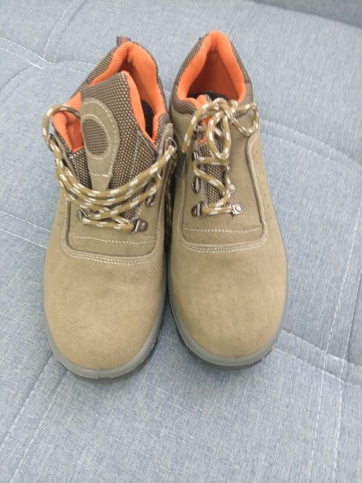 Спец ботинка сатылады новый размер 43