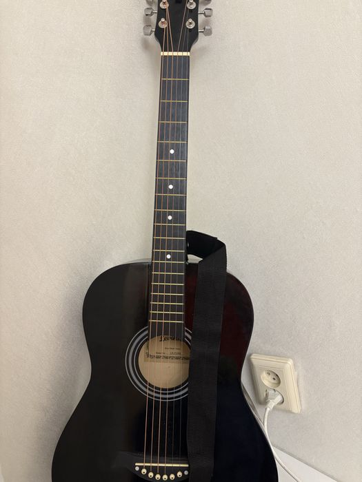 Продается гитара новый!С чехлом