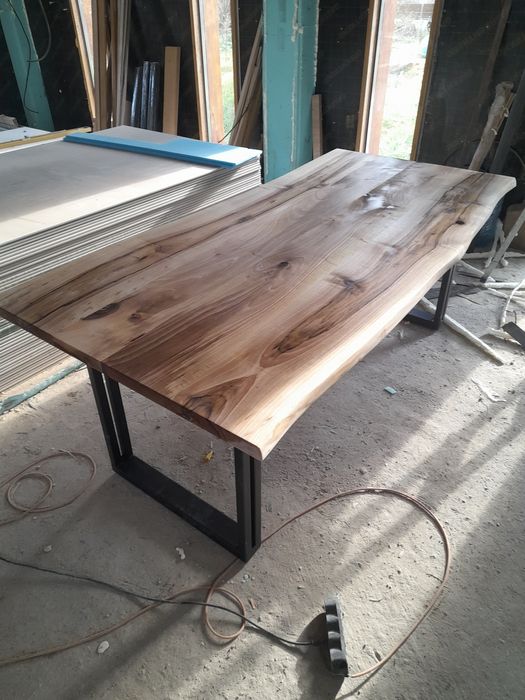 Маси, плотове, рафтове, подноси за сервиране, дъски за рязане