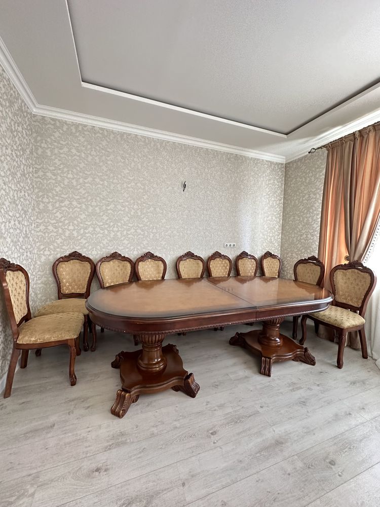 Продам стол в гостиную из красного дерева.  В хорошем состояний.