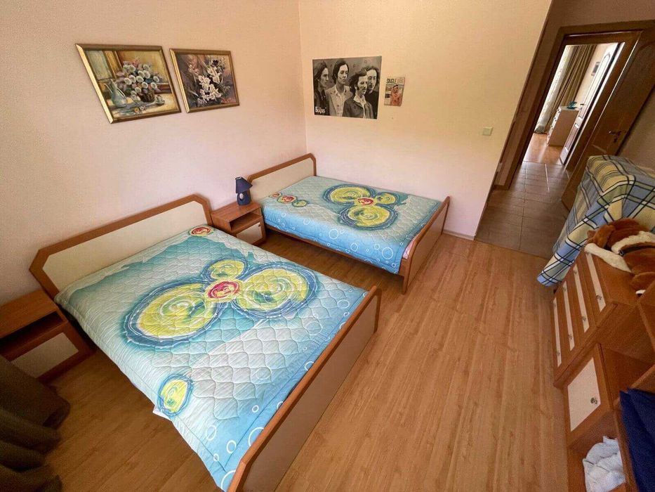 Просторен тристаен апартамент с гледка море, Първа линия