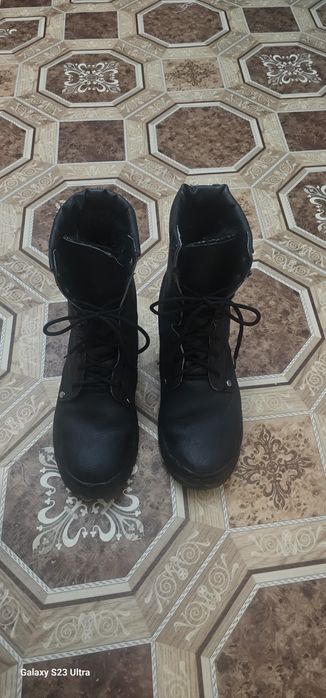 Продаётся зимний обувь Берцы. В отличном состоянии,  с мехом