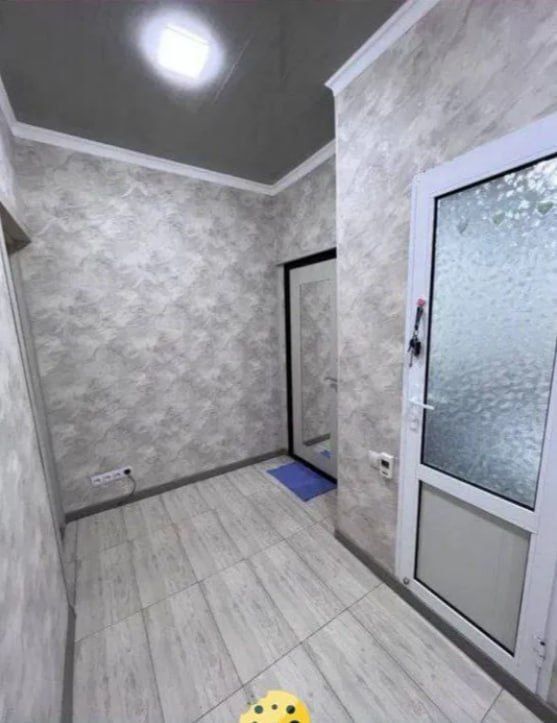 Продаётся 1 комнатная квартира в центре на Себзаре. Балкон 2×6. .