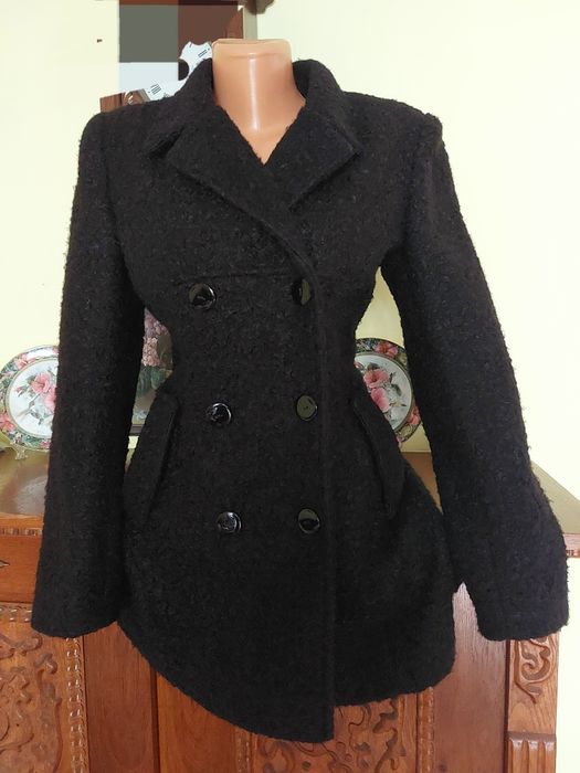 Haina noua, impecabila, stofa bucle de lana, un model foarte frumos