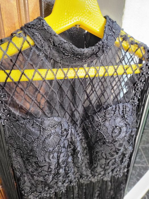 Rochie eleganta cu franjuri și paiete.