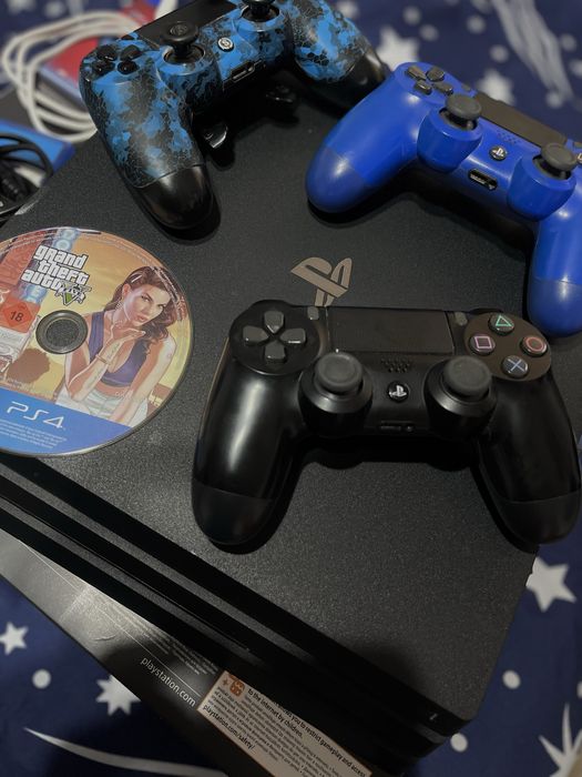PlayStation 4 PRO + 3 controllere
