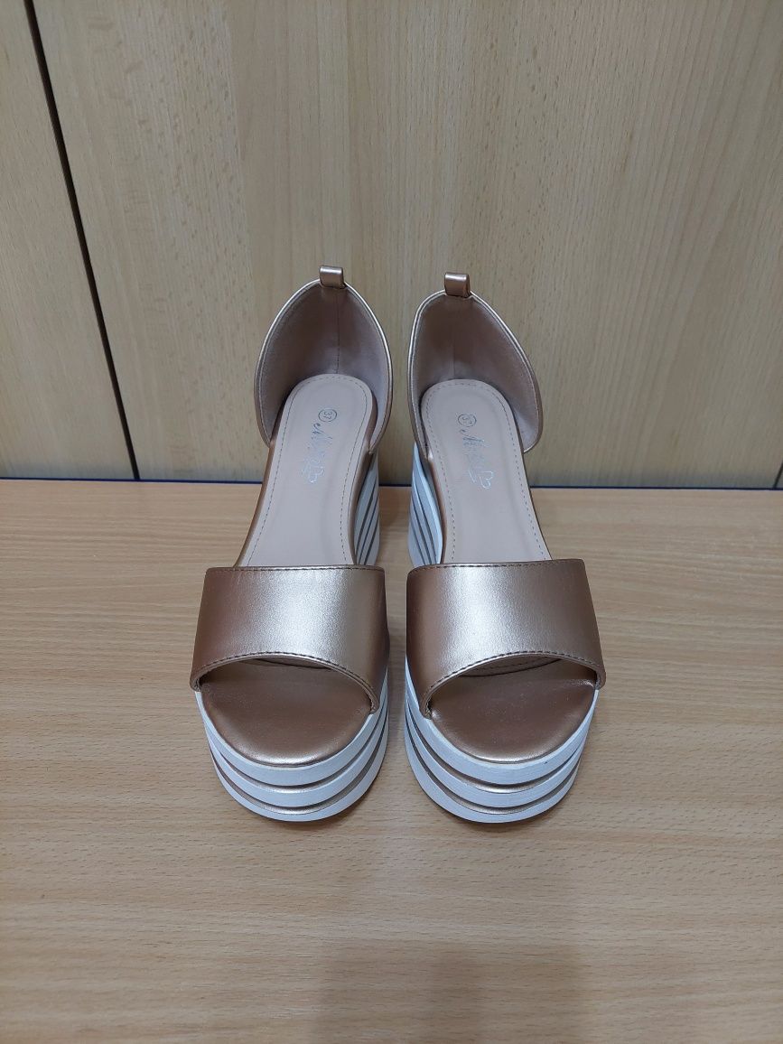 Sandale aurii cu platforma - 37