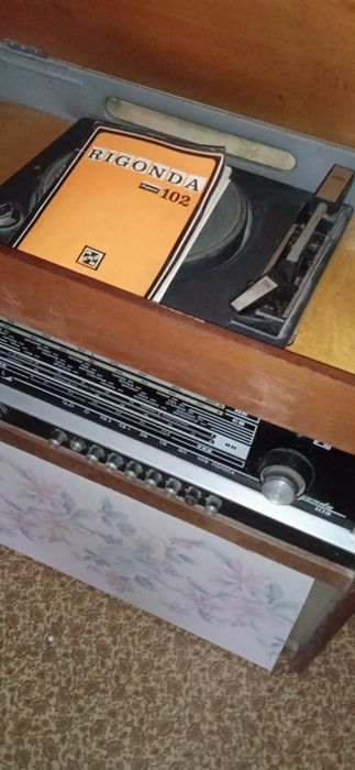 Стереорадиола Регонда 102  Радио и проигрователь для пластинок,