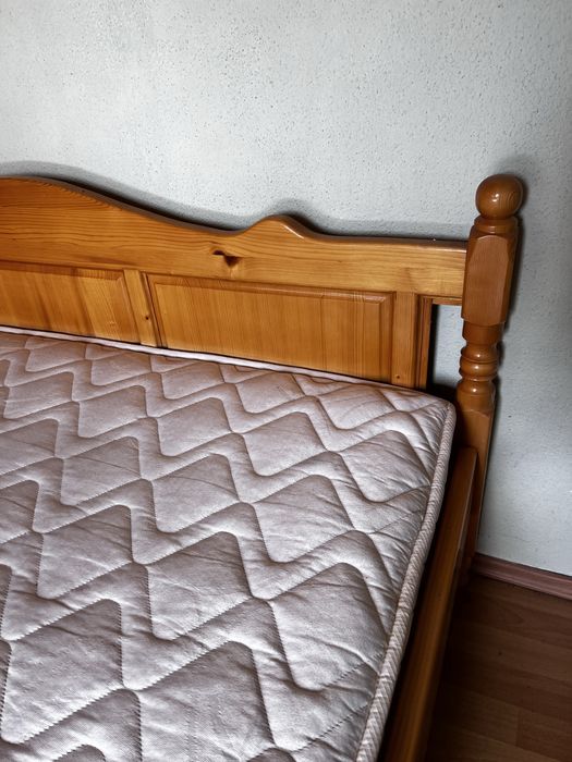 Масивна дървена спалня с матрак