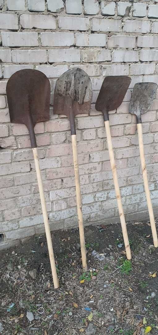 Лопаты совковые из толстого металла. Производство СССР