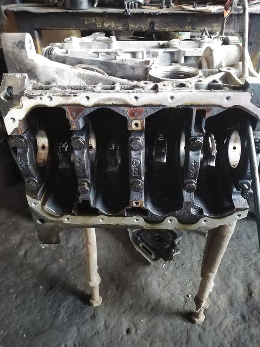 Vând motor pentru piese golf 4 cod motor AUA