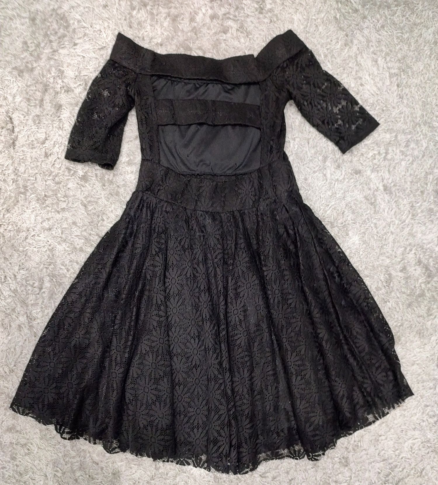 Черна дантелена рокля с бродирана роза, размер С