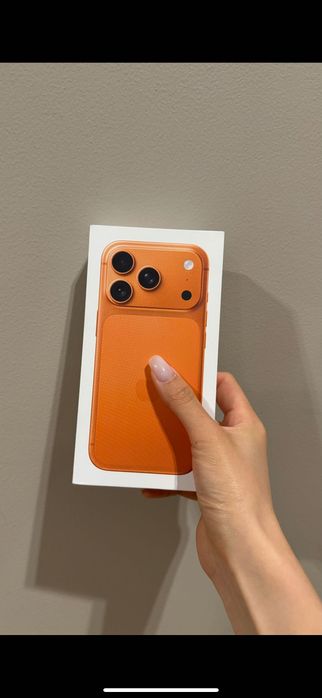 Продам запечатанный в коробке новый iPhone 17 pro 512gb Cosmic orange
