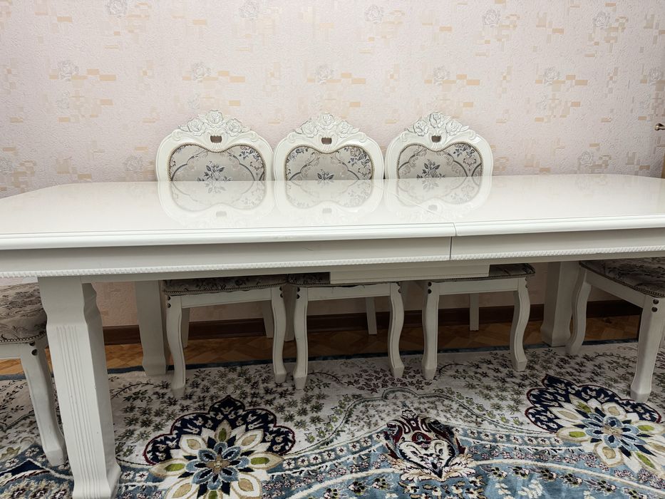 Продам стол читое дерево белого цвета и стулчики 11 шт