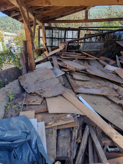 Подарява дъски, шперплат, плоскости и др