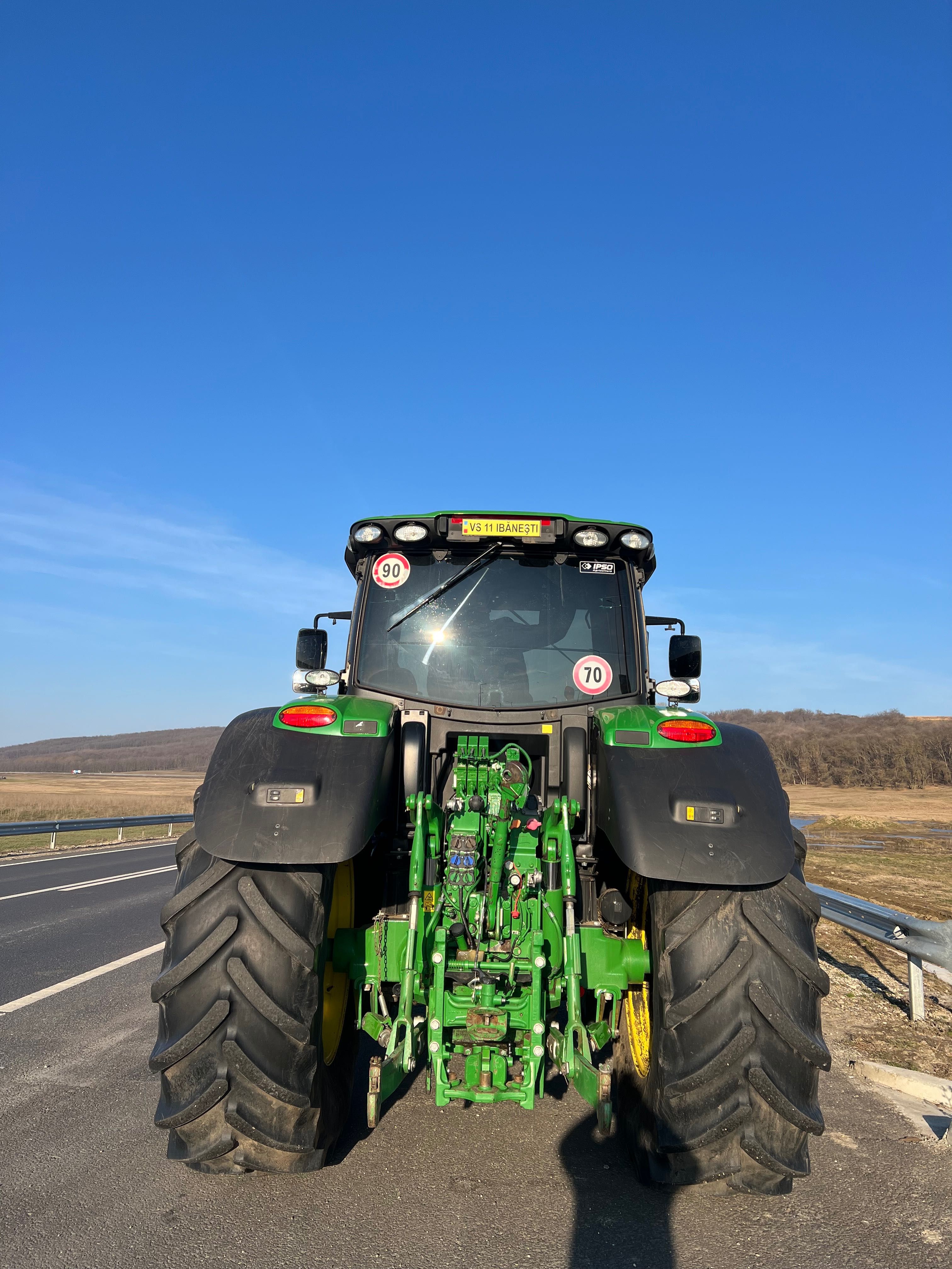 John Deere 6215R