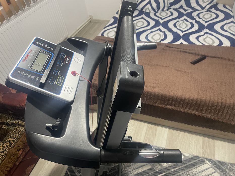 Vand banda de  alergare aproape noua.