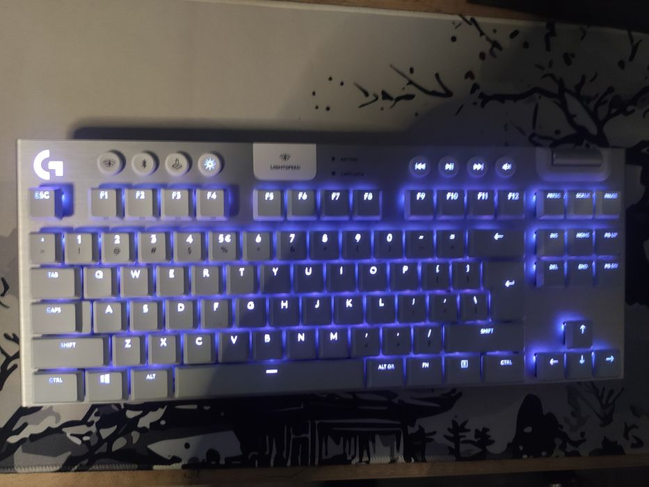 Logitech G915 TKL White - безжична механична клавиатура (Lightspeed)