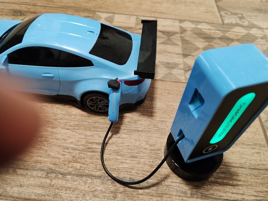 Mașină cu telecomandă care se rânacarcă cu stație