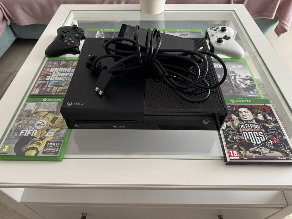 Vand Xbox One - 2 manete si 7 jocuri incluse