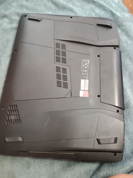 Vând/Schimb/ se vinde și pe piese/până acum este intreg laptop/ ASUS R