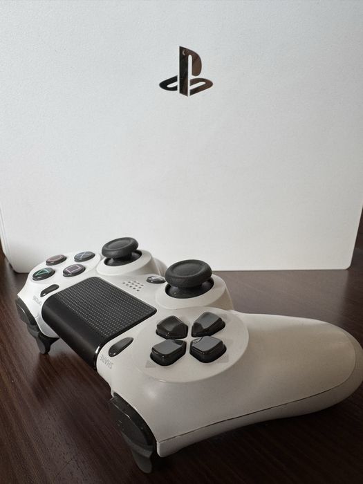PS4 Pro 1TB – Бяла лимитирана версия + 2 джойстика + игри подарък!