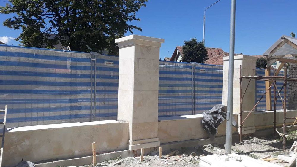 Capace de stalpi si de gard din travertin si piatra naturala