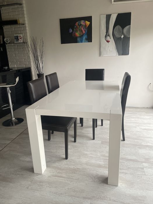 Бяла маса за хранене лак със 6бр кожени кафяви столове