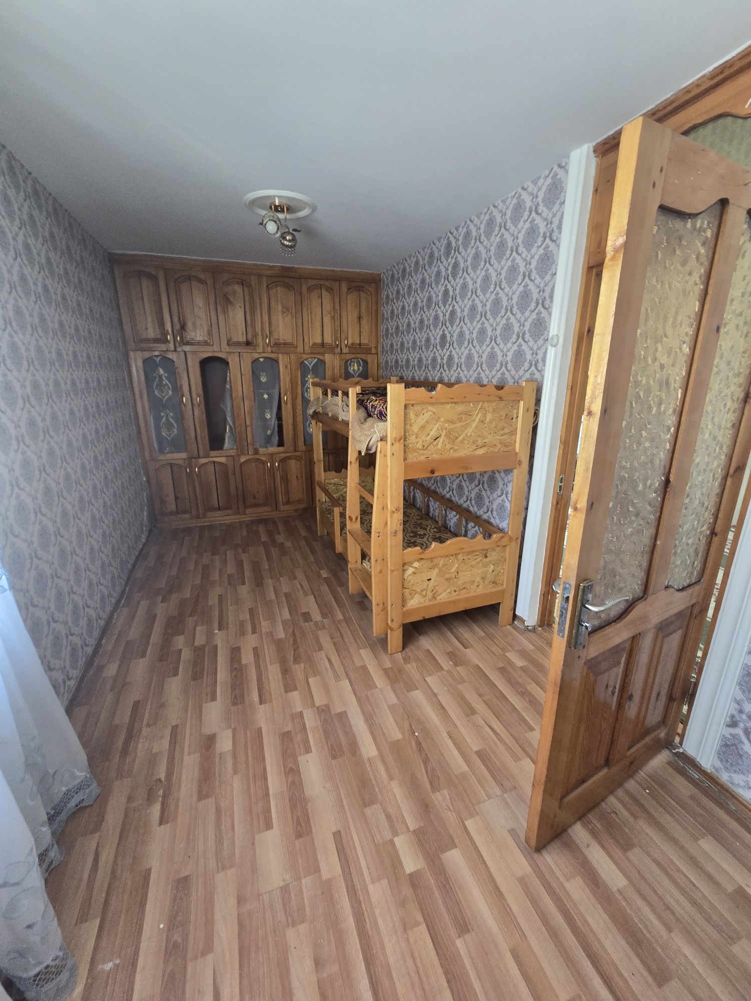 Аренда азиз бозор рупарасида 2 хона 4 этаж