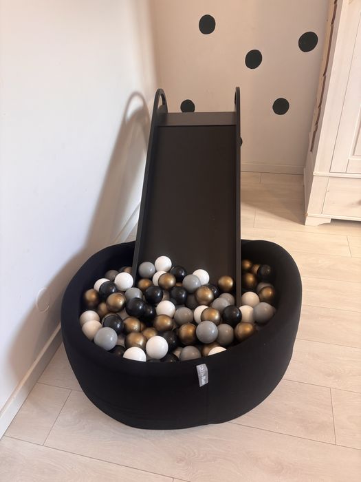 Tobogan lemn si piscina cu bile