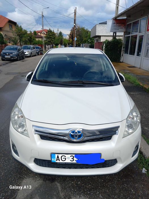 Unic proprietar vand toyota auris hibrid 2011