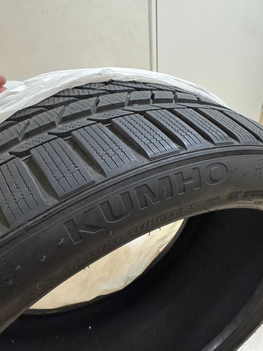 Set 4 anvelope iarnă KUMHO aproape noi – 2x 275/35 R20 + 2x 245/40 R20
