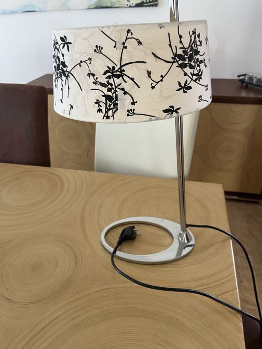Настолна лампа черно бяло