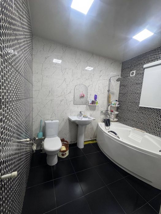 Продается кв на против машина базара. Uy sotiladi mashinabozor togrisi