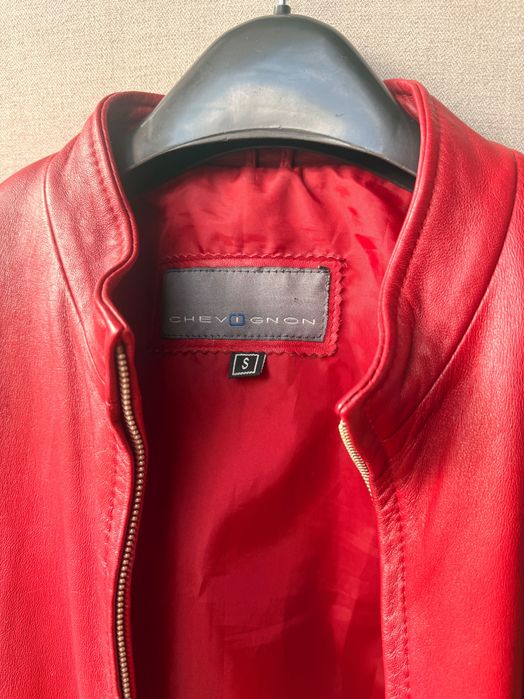 Червено кожено яке