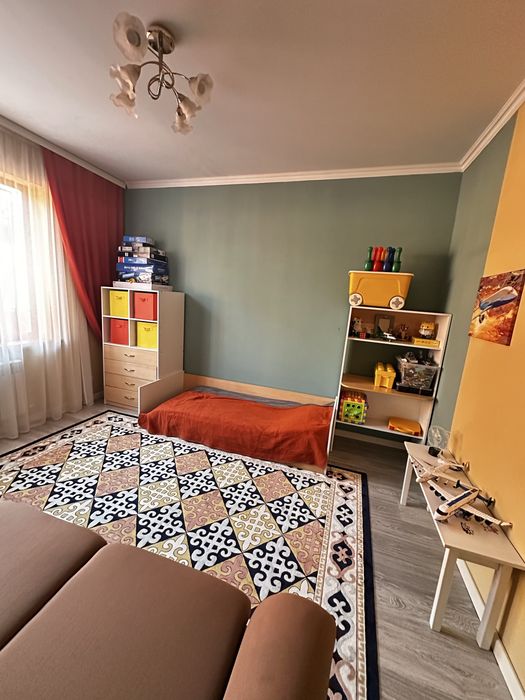 Детская коовать с полками