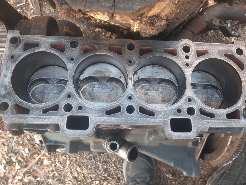 Блок 21083 , 1,5 объем