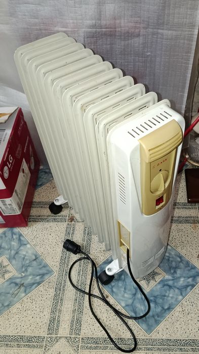 Масляный обогреватель 11 секций.Состояние и греет отлично.Гарантия.