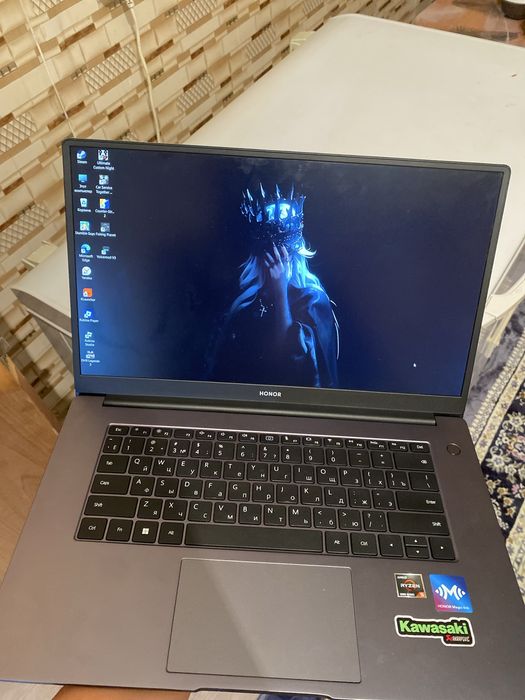 Ноутбук Honor Magicbook в подарок отдам подставку под ноутбук