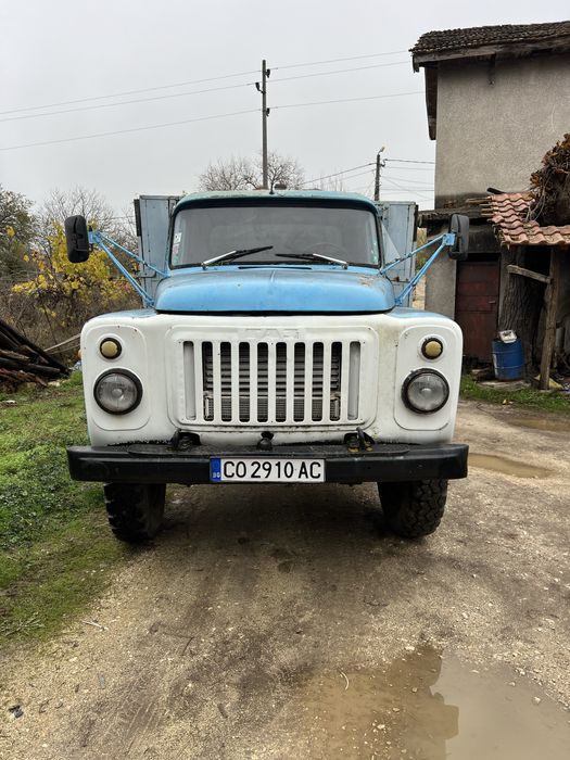 Газ 53 бордови.