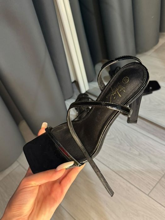 Черни сандали на ток