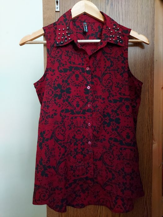 Fuste, bluze și tricouri, diverse modele si marimi.