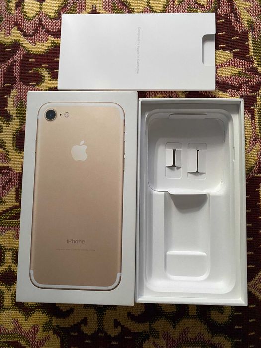 Vand 2 Cutii de Iphone 5S Gold si Iphone 7 Gold