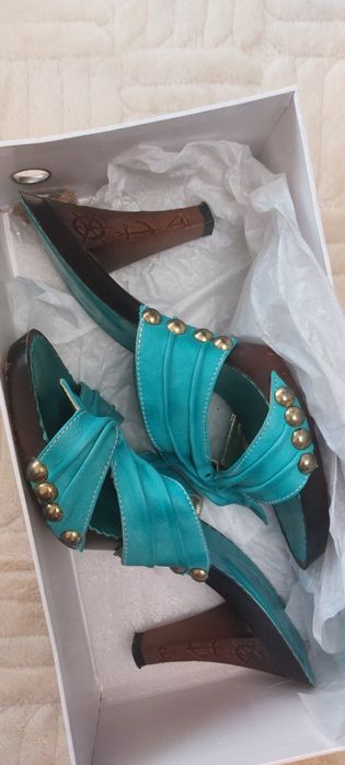 Босоножки кожаные