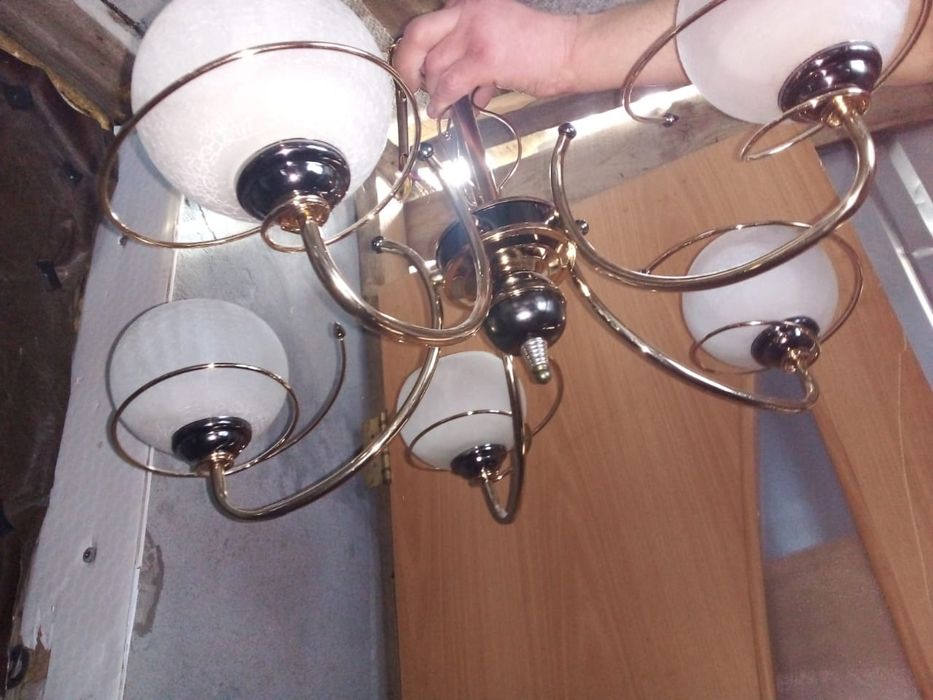 Продам люстру. Потолочную.