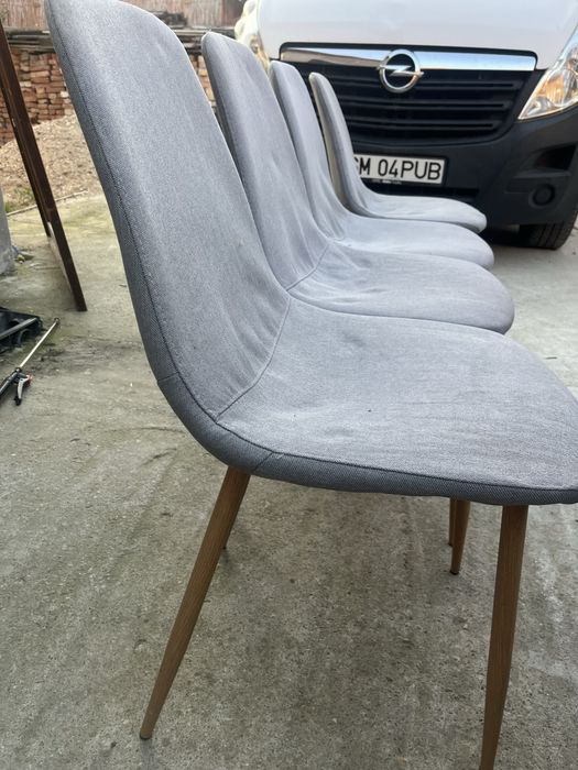 Scaune gri utilizate